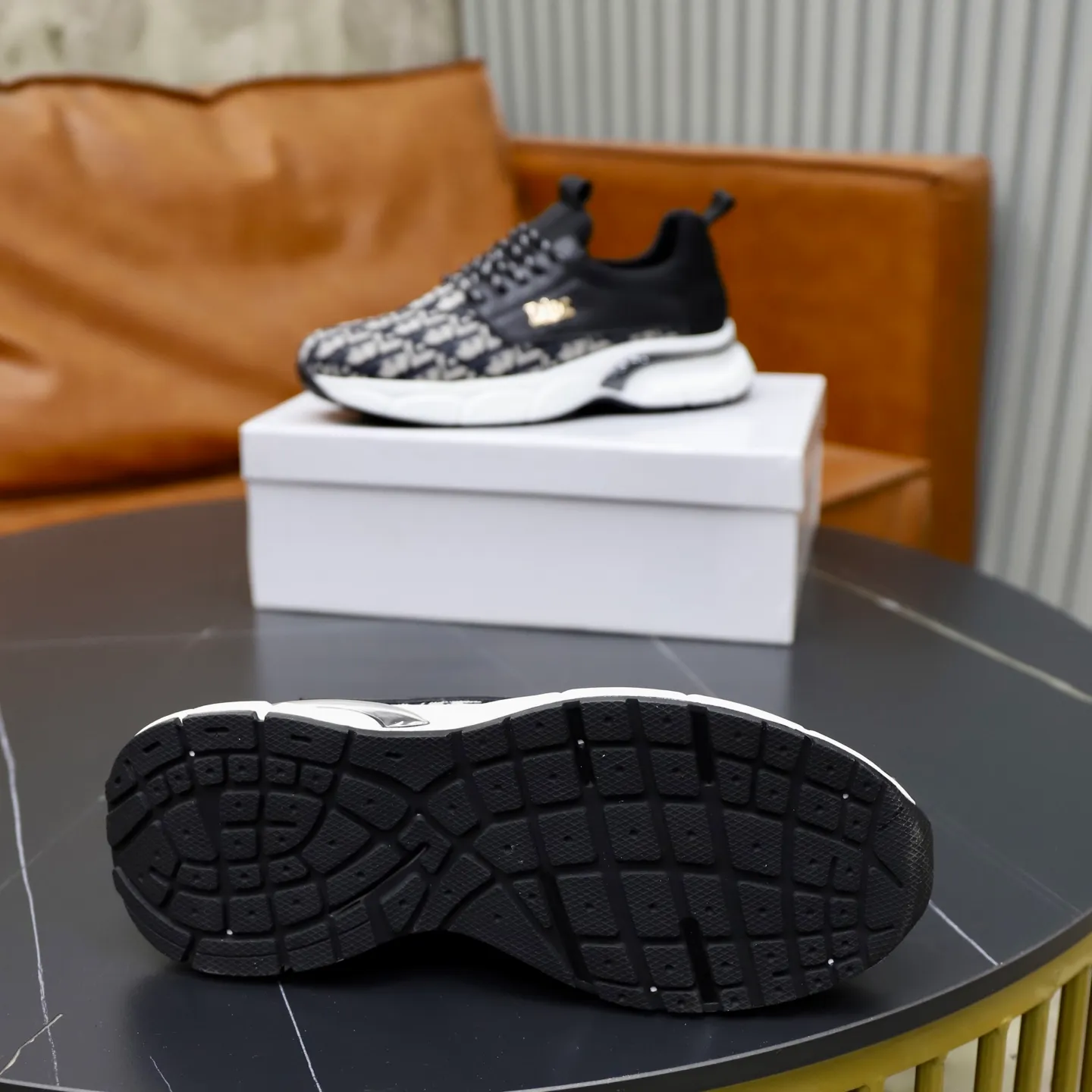 Ex-factory price: 420💰🙅‍♂️🙅‍♂️🙅‍♂️ Brand: Dior Standard code: 38-44 (45 customized) Grade: Same as the official website Material: Original cowhide stitching surface Comfortable and breathable lining Lightweight wear-resistant outsole Style category: Men's fashionable casual shoes Running sneakers Distinguished luxury brand elements Top luxury Color: Actual picture color